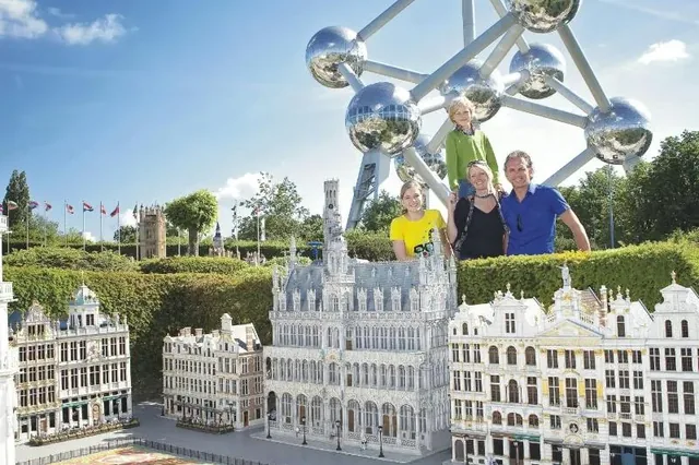 Maquetas de la Grand Place con el Atomium de fondo, en el parque Mini-Europe de Bruselas