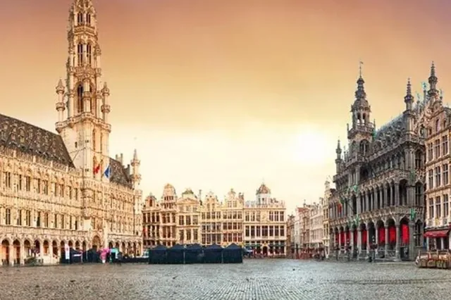 La Grand Place de Bruselas al atardecer, punto de partida del tour nocturno