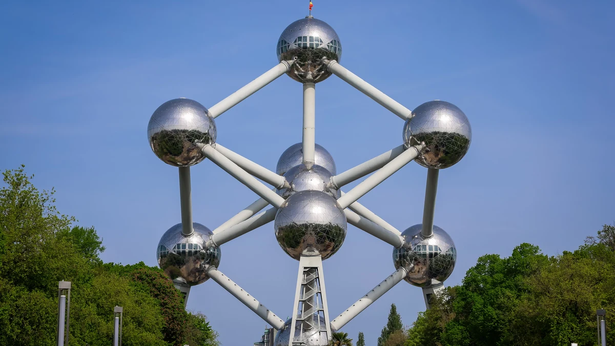 El Atomium, símbolo de Bruselas construido para la Expo 58, visto entero desde la avenida