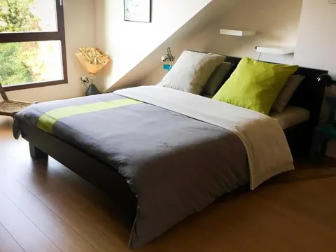 Lichte kamer met tuinzicht in B&B Moensberg, Ukkel
