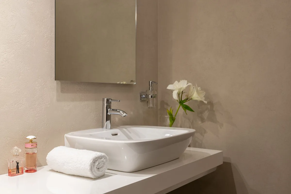 Eigen badkamer met douche van een hotel