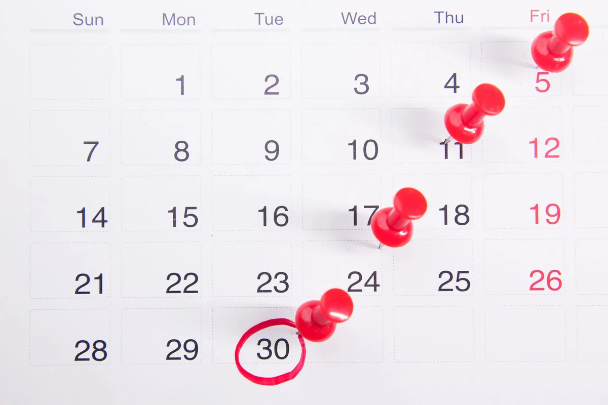 Persoon die een hotelreservering controleert op een kalender
