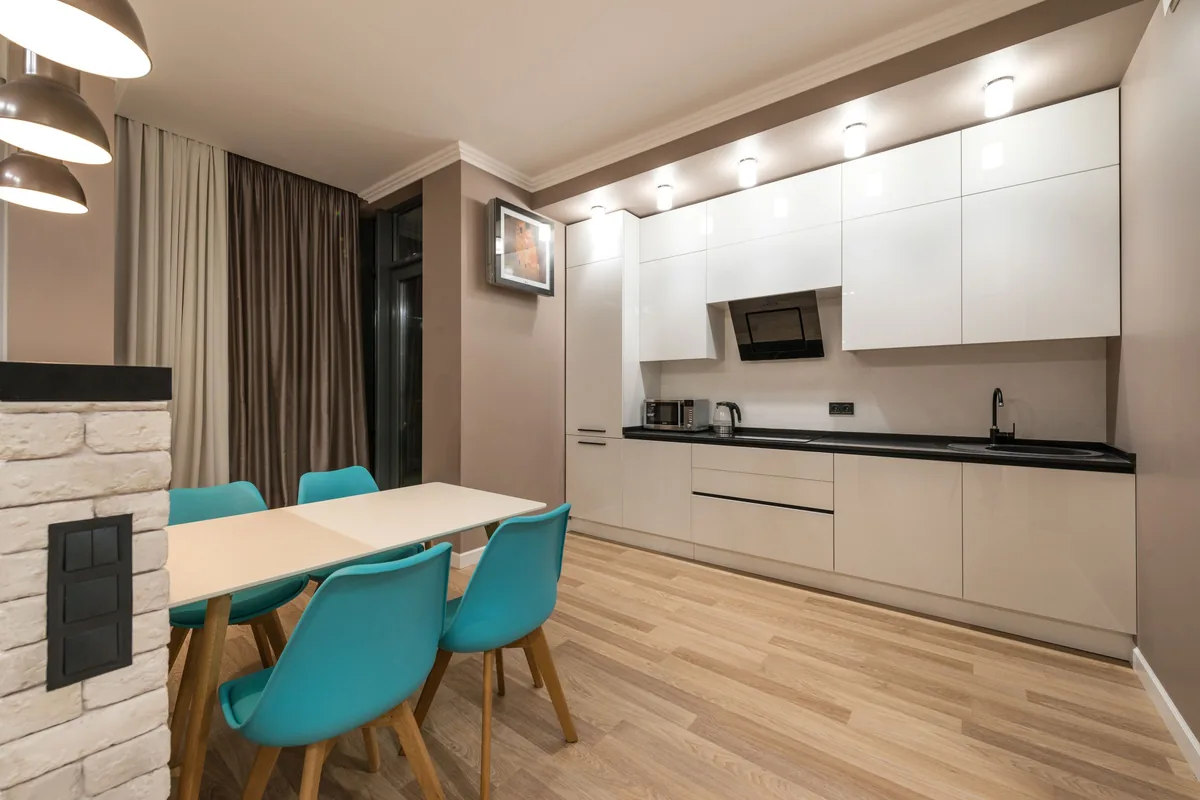 Uitgeruste keuken van een appartement met tafel