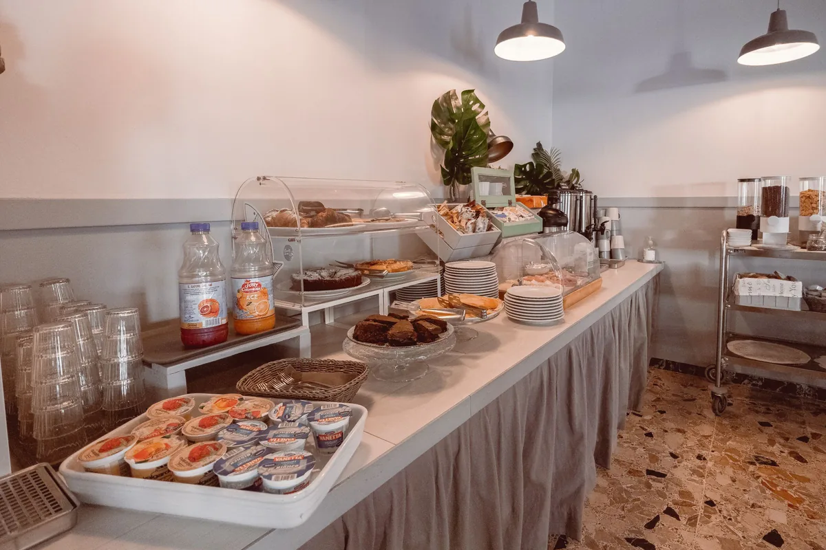 Buffet de desayuno con panificados y jugos