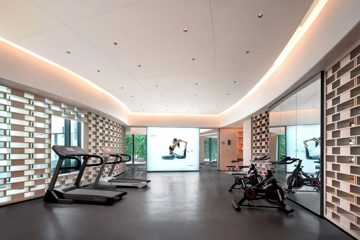 Gimnasio con cintas de correr y bicicletas fijas