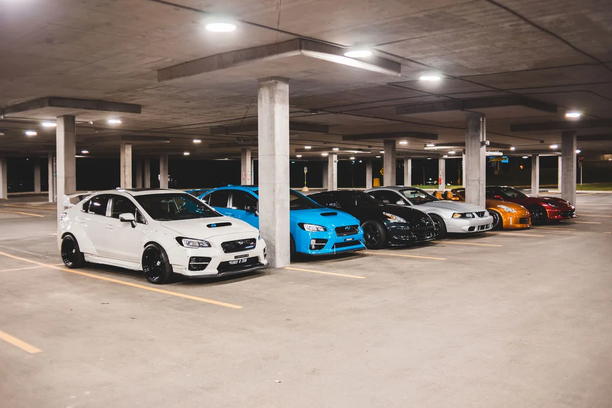 Autos estacionados en un garaje cubierto