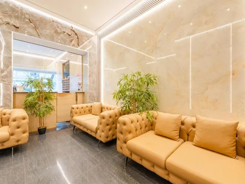 Zithoek met beige banken van Hotel Barry, Brussel
