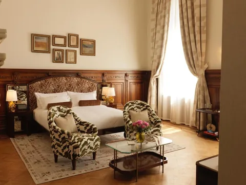 Kamer met lambrisering en open haard in Hotel Fleur de Ville, Brussel