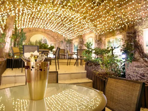 Verlicht terras en tuin van Hotel Le Châtelain, Brussel
