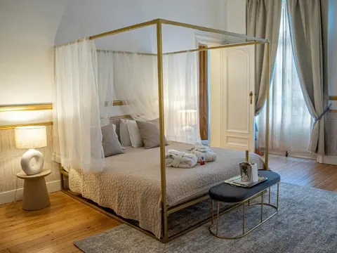 Kamer met hemelbed en hoge plafonds in Hotel de Maître de Vaughan, Sint-Joost