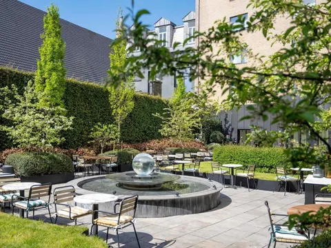 Patio met fontein en tuin van Le Louise Hotel Brussels MGallery, Brussel