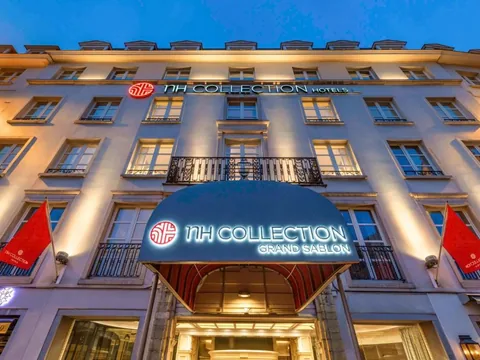 Verlichte gevel van NH Collection Brussels Grand Sablon