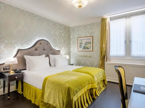 Kamer met periode-inrichting en behang in het Stanhope Hotel, Brussel
