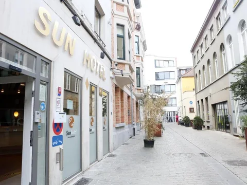 Gevel van Sun Hotel aan een voetgangersstraat in Elsene, Brussel