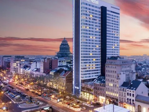 Toren van The Hotel Brussels aan de Waterloolaan, met het Justitiepaleis op de achtergrond