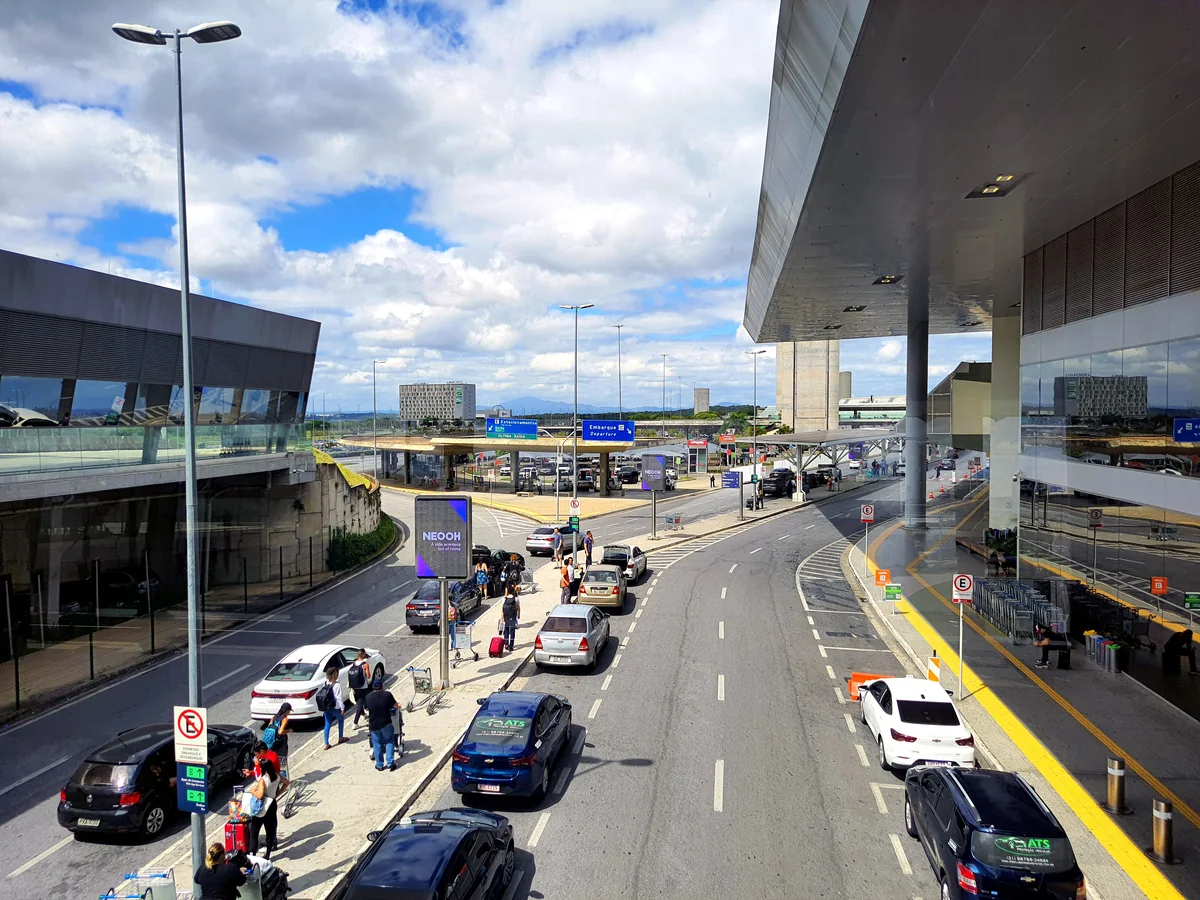 Autos en la entrada de una terminal de aeropuerto