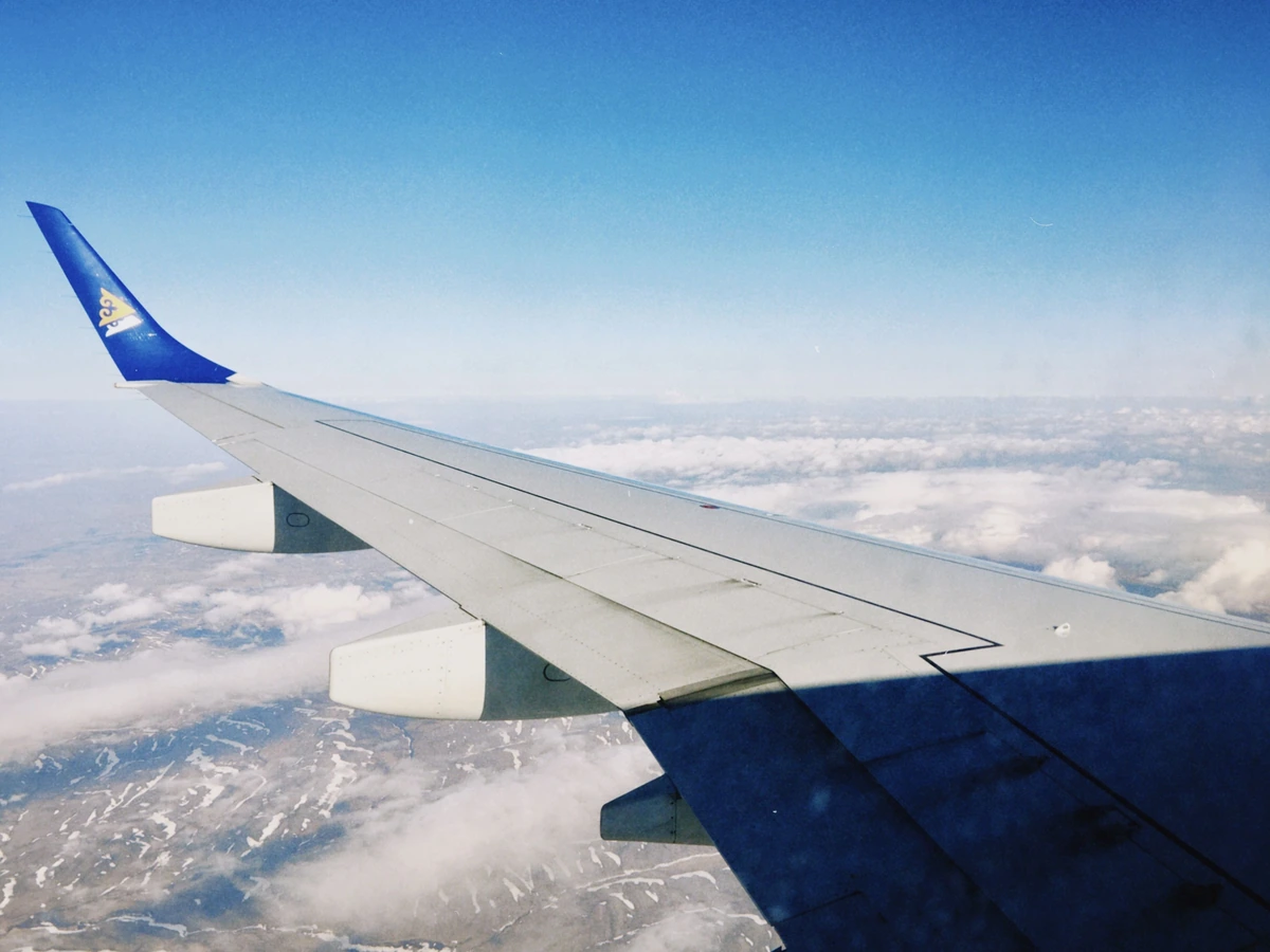 Ala de avión sobre las nubes