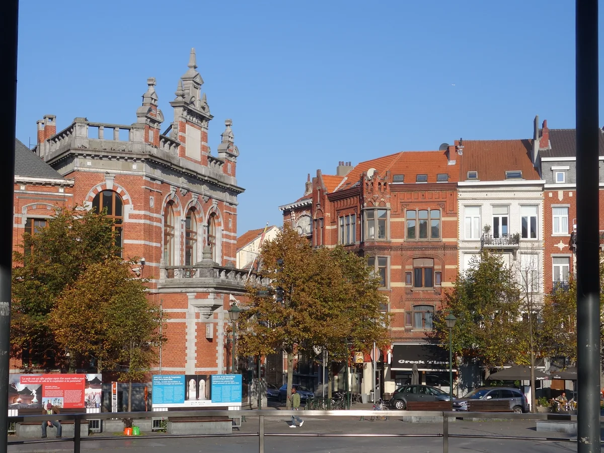 Plein met bakstenen gebouwen en bomen in Sint-Gillis, Brussel